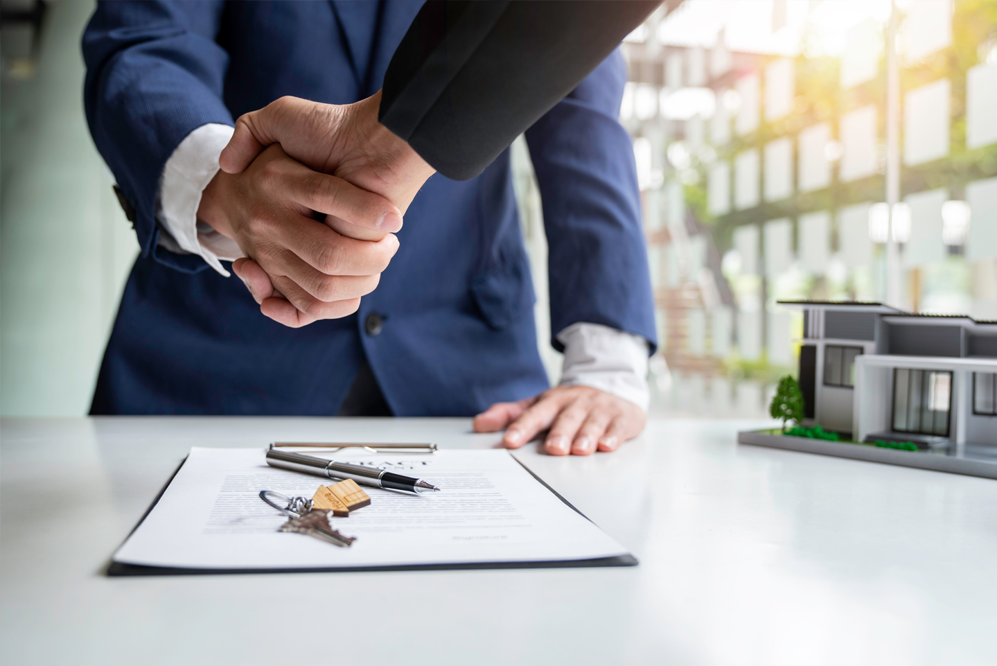 Image showing a broker and a client shaking hands